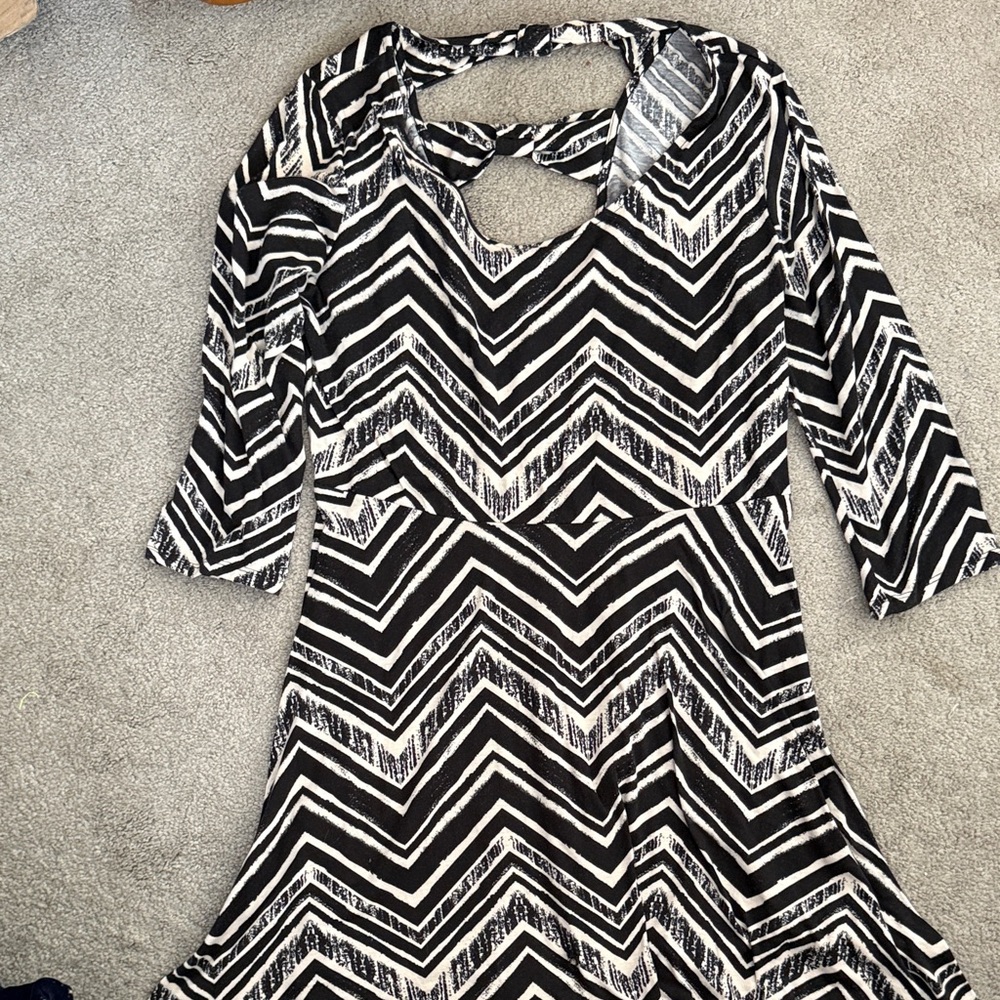 Xhilaration Black and White Zigzag Long Sleeve Dress